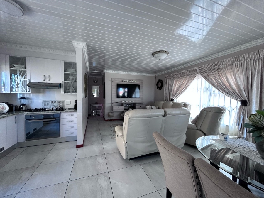3 Bedroom Property for Sale in Cove Rock Eastern Cape